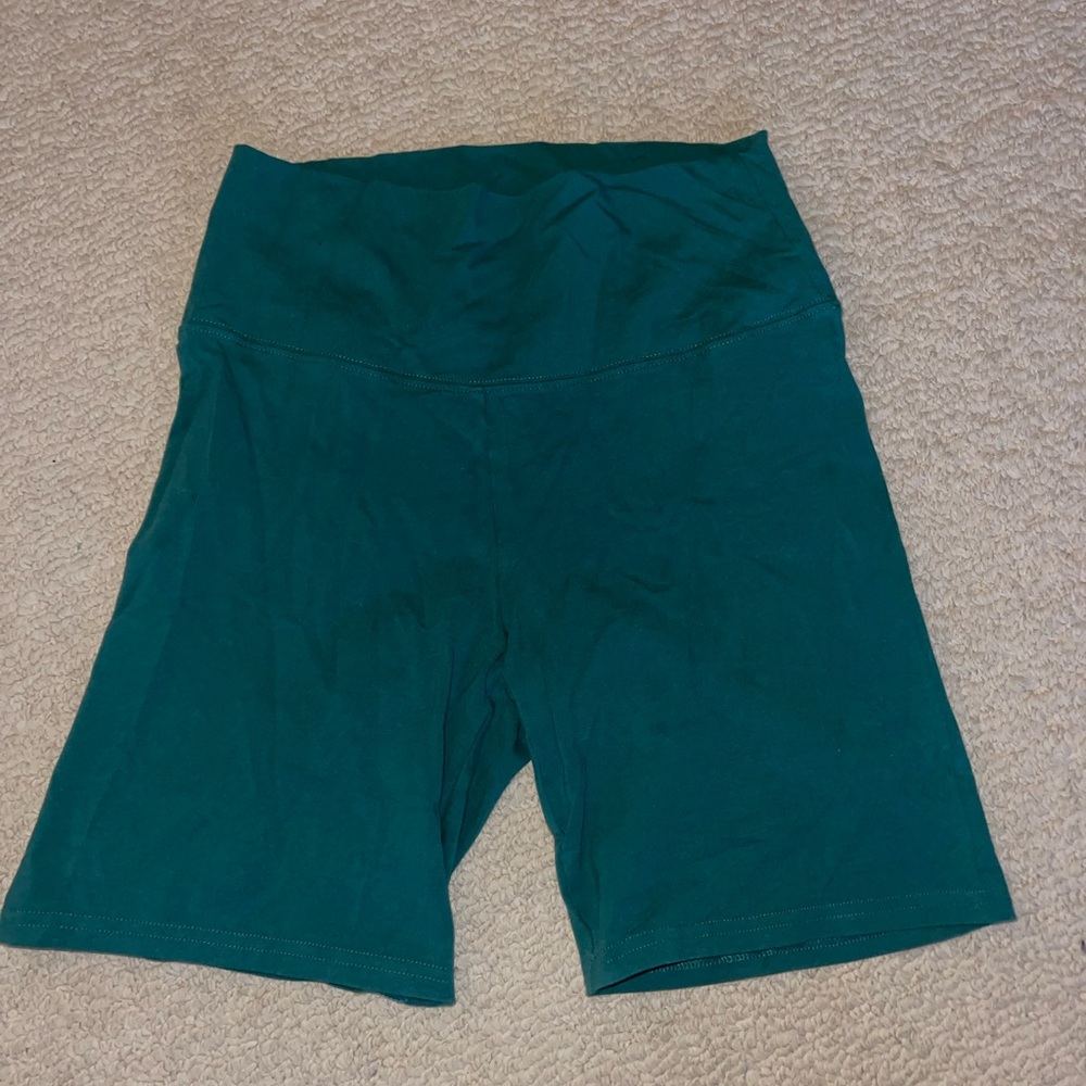 ARITZIA GREEN BIKER SHORTS